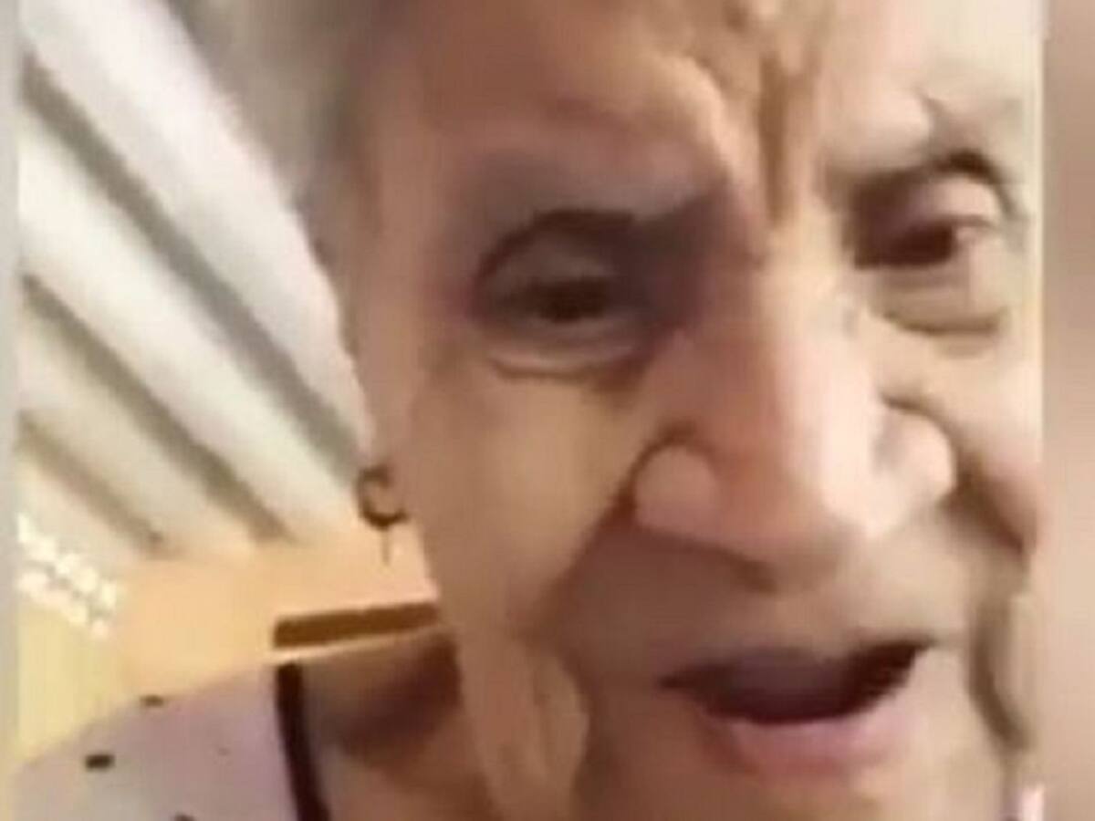 Conmovedora reacción de una abuela al ver por primera vez una cámara