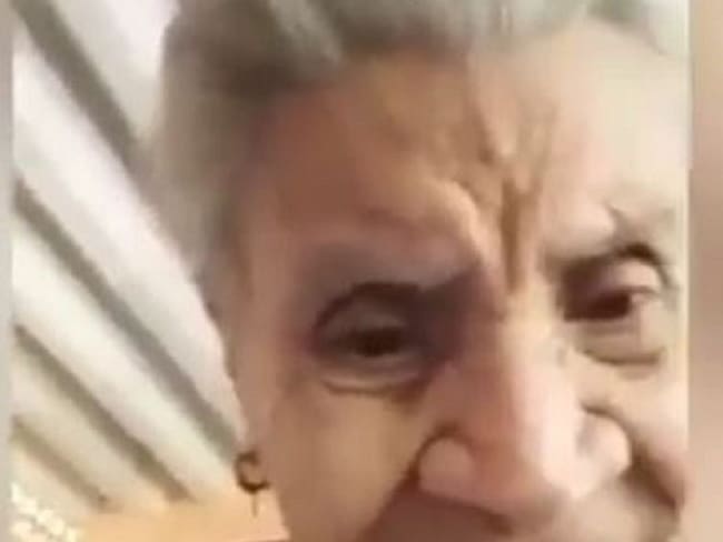 Conmovedora reacción de una abuela al ver por primera vez una cámara