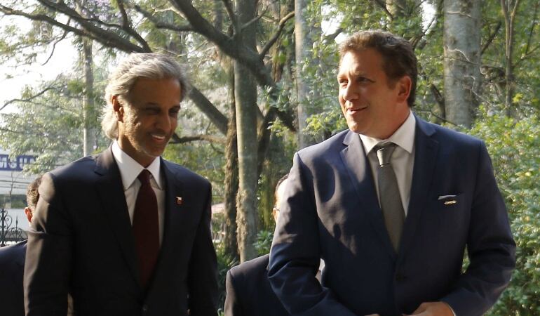 Sheikh Hamad bin Khalifa bin Ahmad Al-Thani (i), y el presidente de la Conmebol, Alejandro Domínguez (d), 