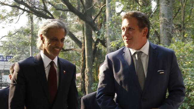 Sheikh Hamad bin Khalifa bin Ahmad Al-Thani (i), y el presidente de la Conmebol, Alejandro Domínguez (d),