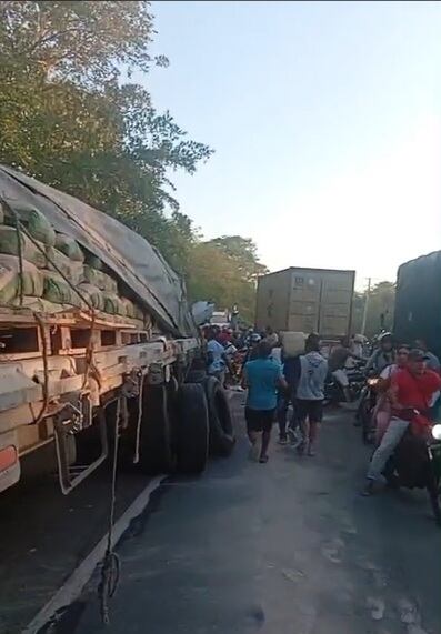 La comunidad de acercaba al camión para llevarse el cemento. // Captura de video