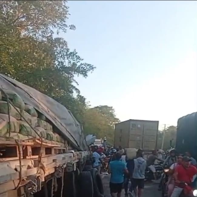 La comunidad de acercaba al camión para llevarse el cemento. // Captura de video