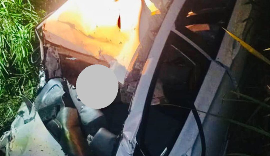 En el accidente murió el joven que conducía el carro. 