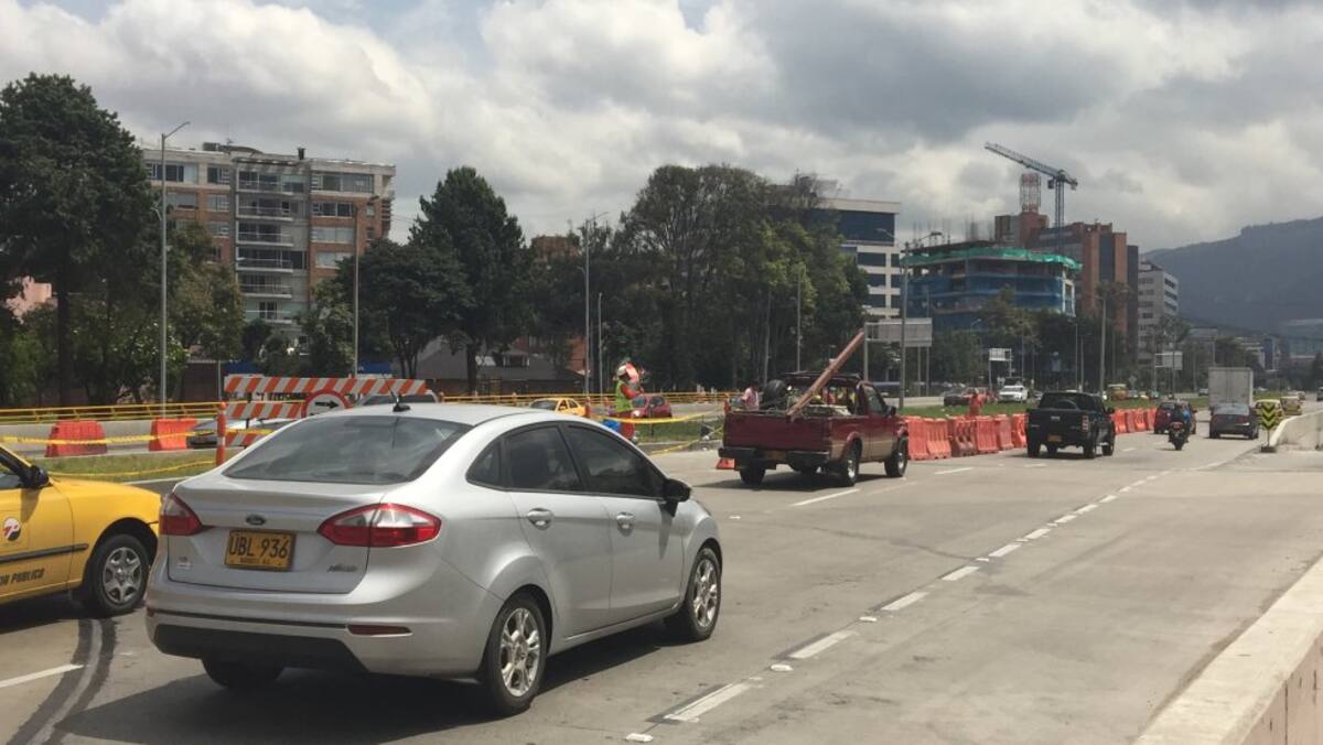 Andrés Monsalve, trabajador del sector y quien aseguró haber trabajado en la construcción del deprimido hace un año aseguró que “están enmendando cosas que no se hicieron bien por el afán de entregar rápido, pusieron materiales de pronto para acelerar el proceso y ahora hacen reparaciones de algo que ya se hizo”.