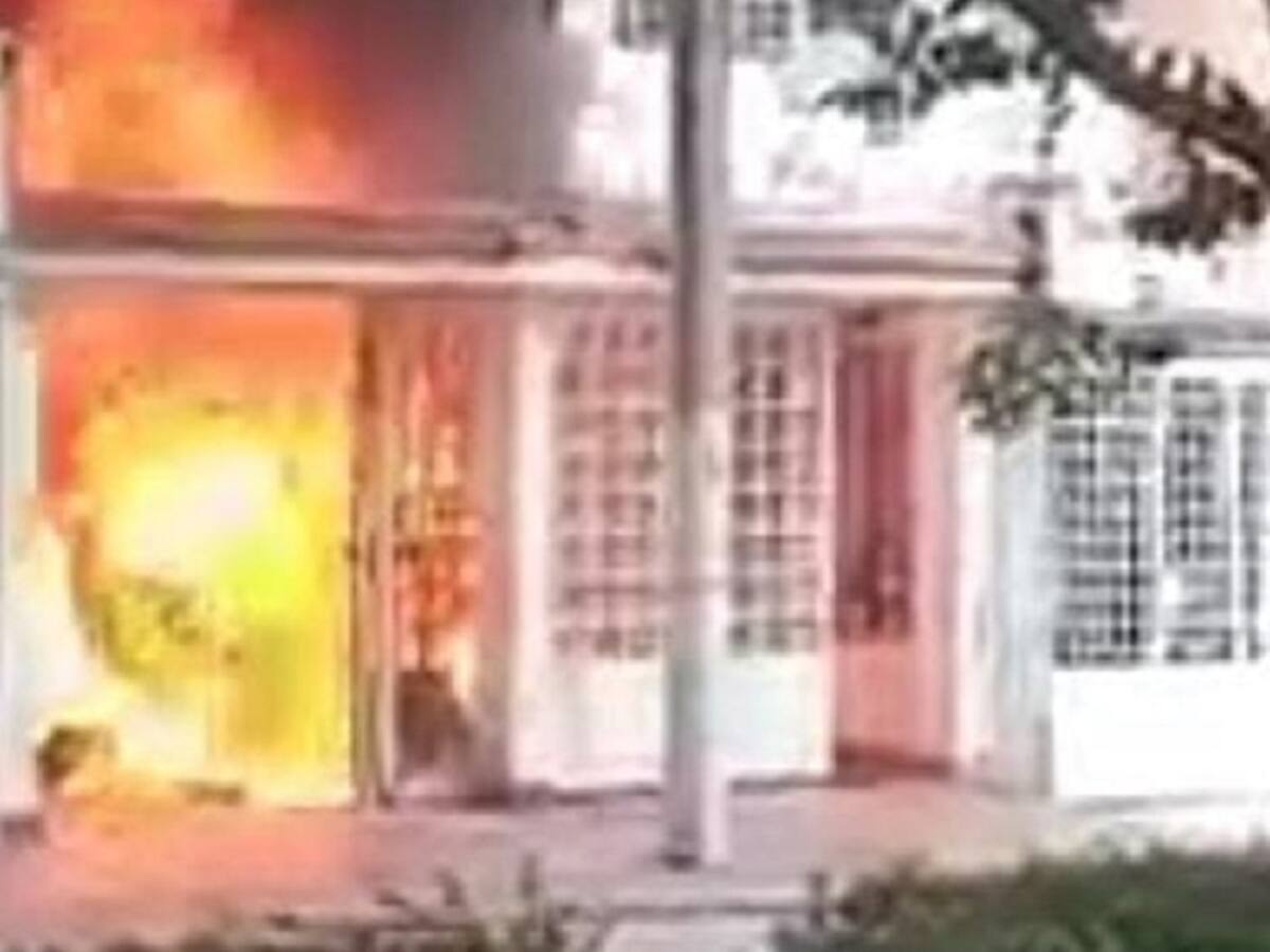 Emergencia por incendio de vehículo en zona residencial de Cúcuta