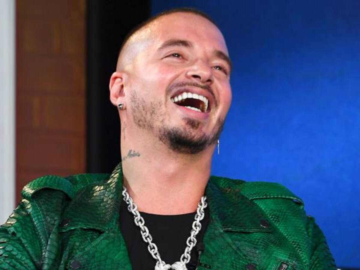 J Balvin fue atacado por una vaca por tratar de tomarse una foto