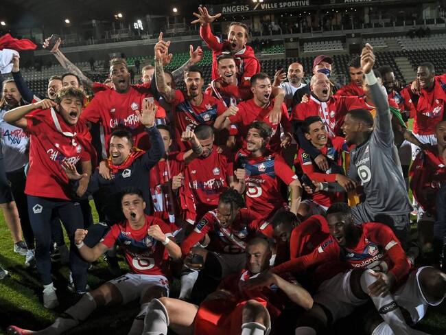 Los jugadores del Lille festejan el título del fútbol francés.