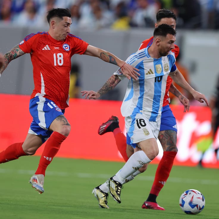 East Rutherford (United States), 25/06/2024.- Chile defender Rodrigo Echeverria (L) chases down Argentina forward Lionel Messi (R) during the first half of the CONMEBOL Copa America 2024 group A soccer match between Argentina and Chile, at MetLife Stadium in East Rutherford, New Jersey, USA, 25 June 2024. EFE/EPA/JUSTIN LANE