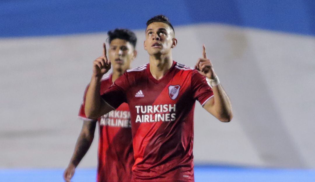 Rafael Santos Borré y Jorge Carrascal tras uno de los goles con River Plate en la Copa Libertadores.