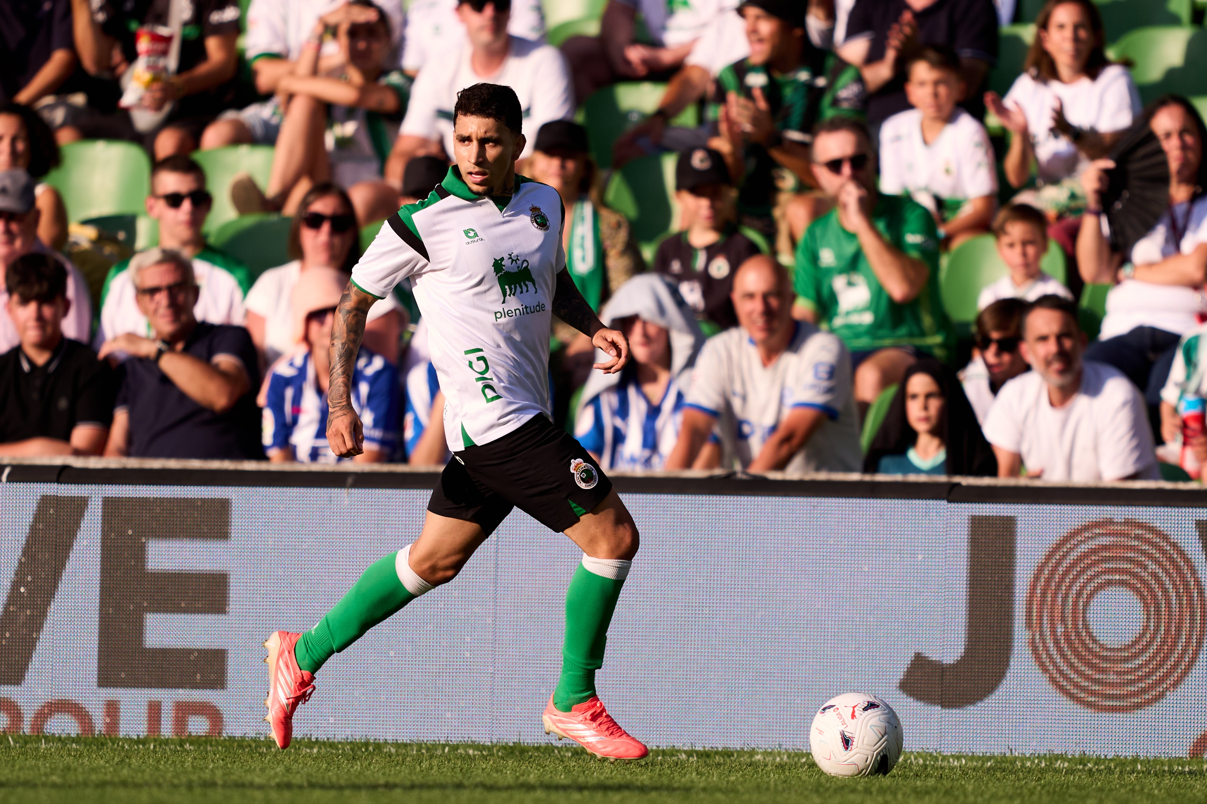Gustavo Puerta, volante colombiano del Racing de Santander. (Photo by Juan Manuel Serrano Arce/Getty Images)