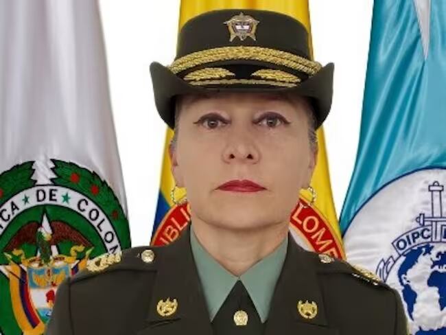 La oficial, natural de Chiquinquirá (Boyacá), es profesional en criminalística y tiene una especialización en Seguridad y una maestría en Criminología y Victimoligía.