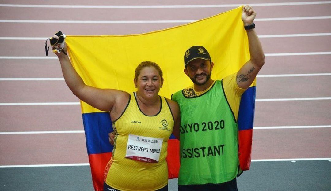 Yesenia Restrepo y su asistente Esteban Aguirre en los Juegos Paralímpicos