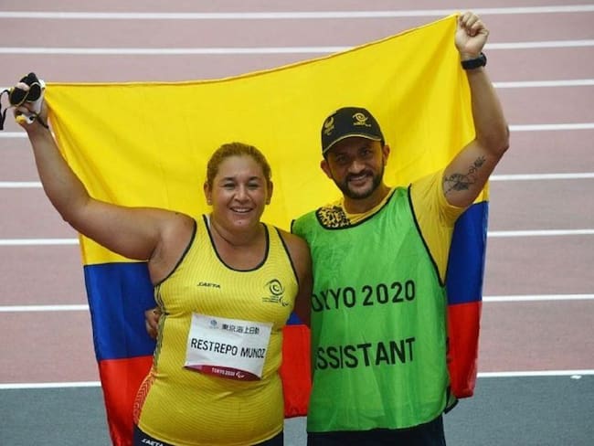 Yesenia Restrepo y su asistente Esteban Aguirre en los Juegos Paralímpicos