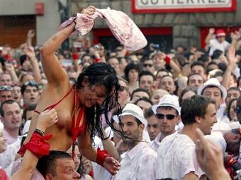 Ambiente en la tradicional plaza del Ayuntamiento en Pamplona, donde el lanzamiento del chupinazo desde el balcón principal del Ayuntamiento ha dado comienzo a los sanfermines 2013.  Foto: EFE.
