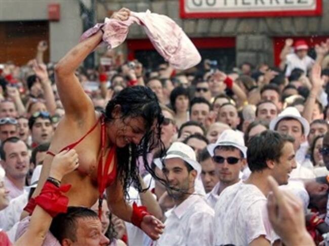 Ambiente en la tradicional plaza del Ayuntamiento en Pamplona, donde el lanzamiento del chupinazo desde el balcón principal del Ayuntamiento ha dado comienzo a los sanfermines 2013. Foto: EFE.