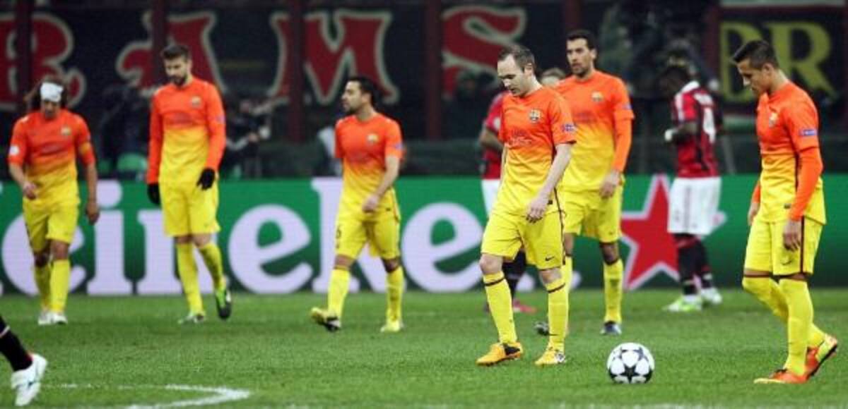 Los jugadores del FC Barcelona abandonan preocupados el terreno de juego tras finalizar el partido de ida de los octavos de la Liga de Campeones