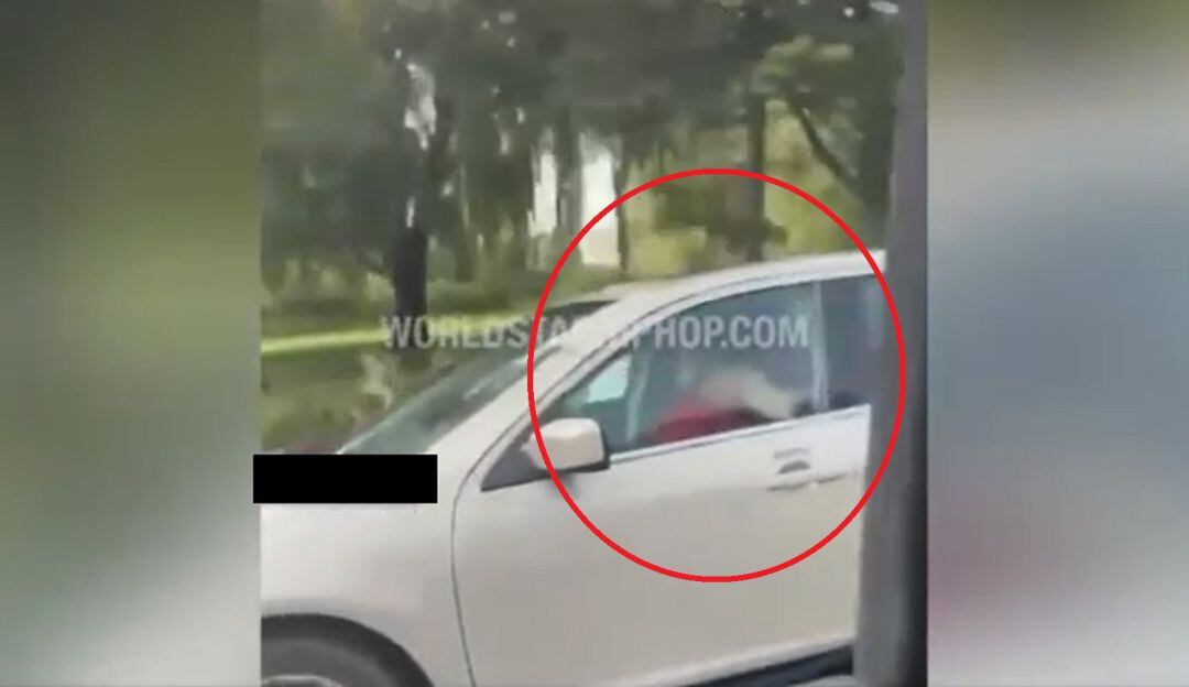 Pareja teniendo relaciones en un carro en pleno movimiento en vía principal 