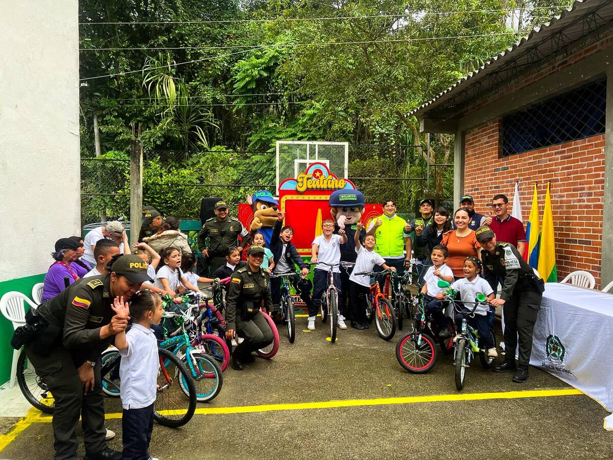 Policía Metropolitana de Ibagué entrega bicicletas a niños de la zona rural