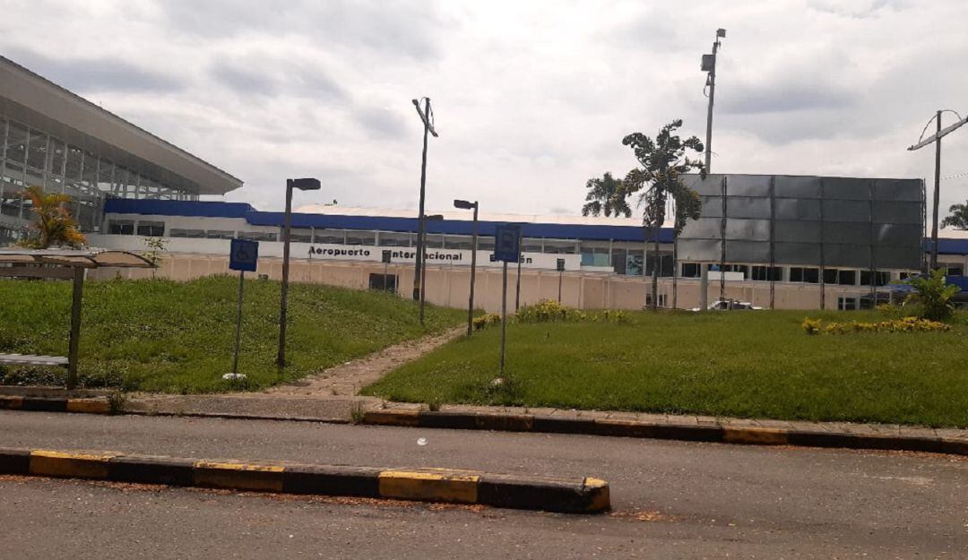 Al fondo el aeropuerto internacional El Edén de Armenia
