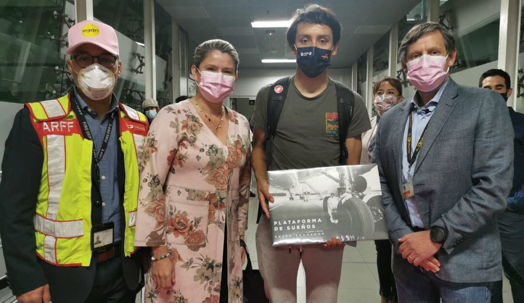 Egan Bernal a su llegada al Aeropuerto Internacional El Dorado de Bogotá.