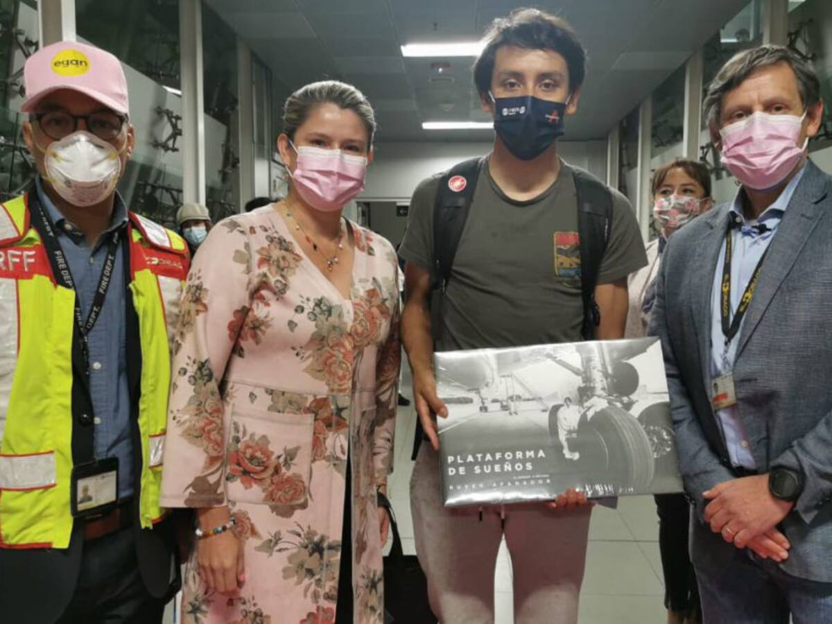 Egan Bernal llegó a Colombia y este sábado será homenajeado en Zipaquirá