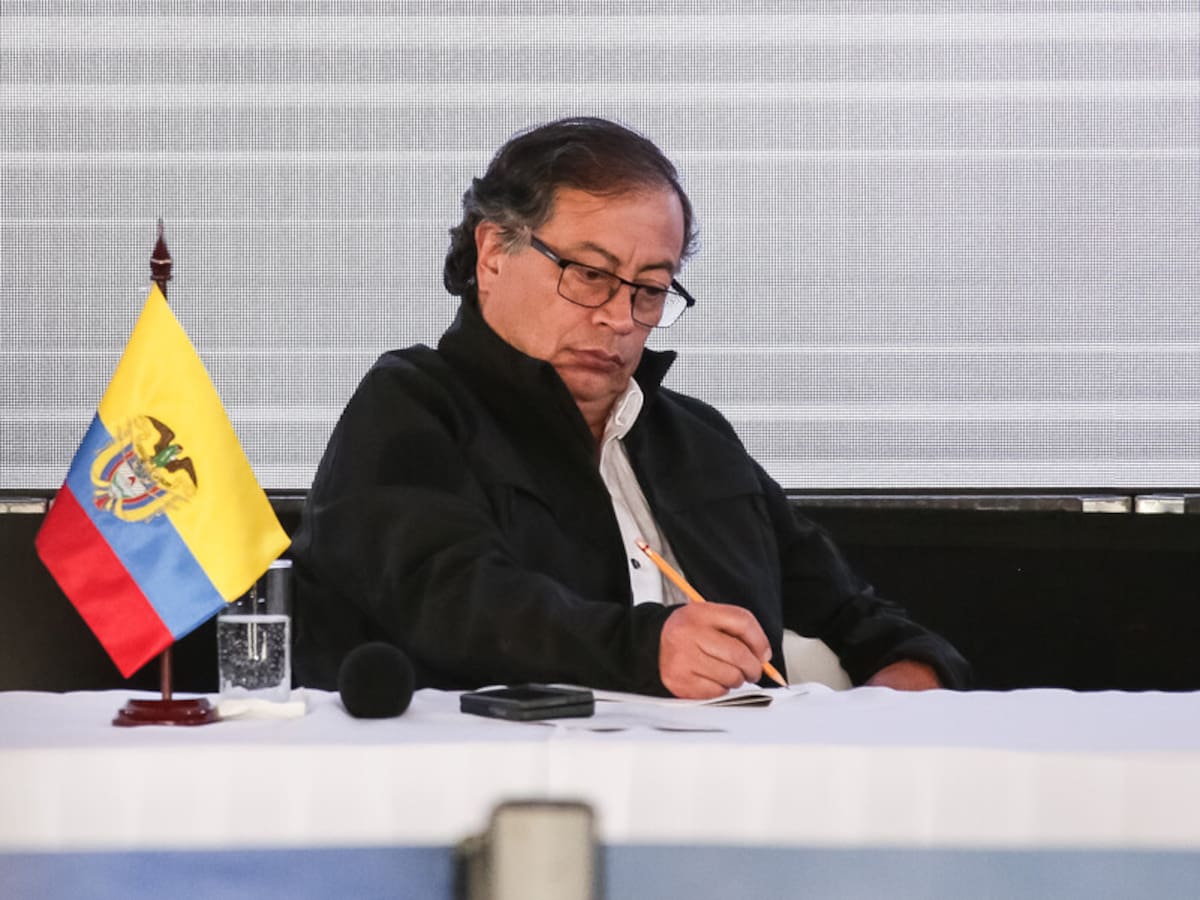 Al Oído | Petro en campaña: frenan alza de gasolina y tanquean populismo