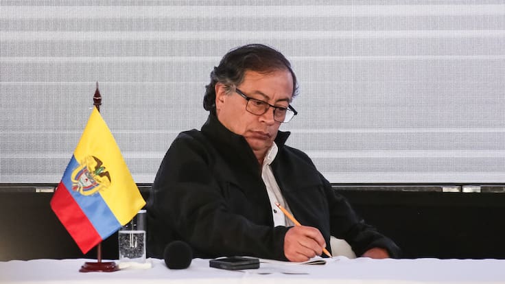 Al Oído | Petro en campaña: frenan alza de gasolina y tanquean populismo