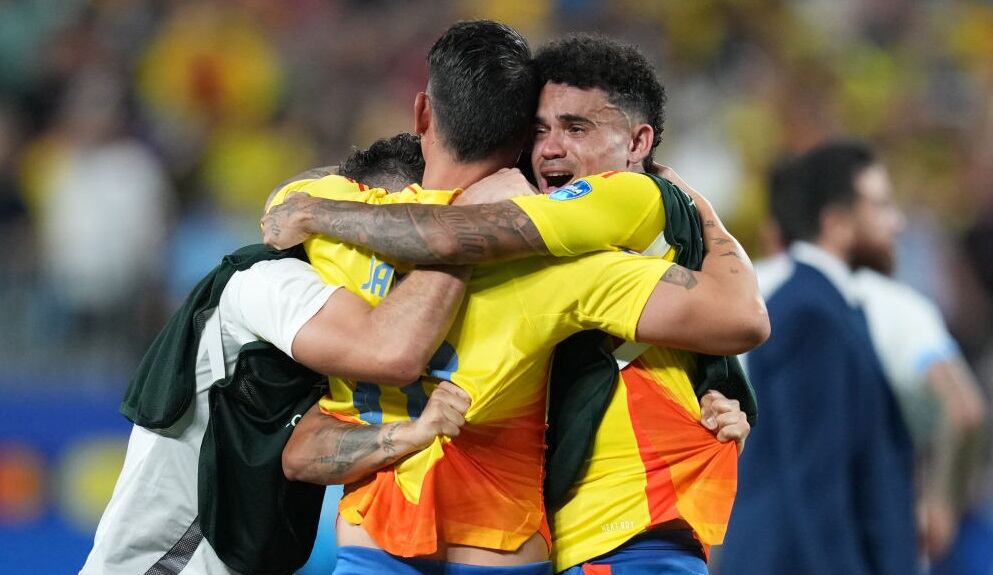 Luis Díaz abrazado con James Rodríguez tras clasificar a la final / Getty Images
