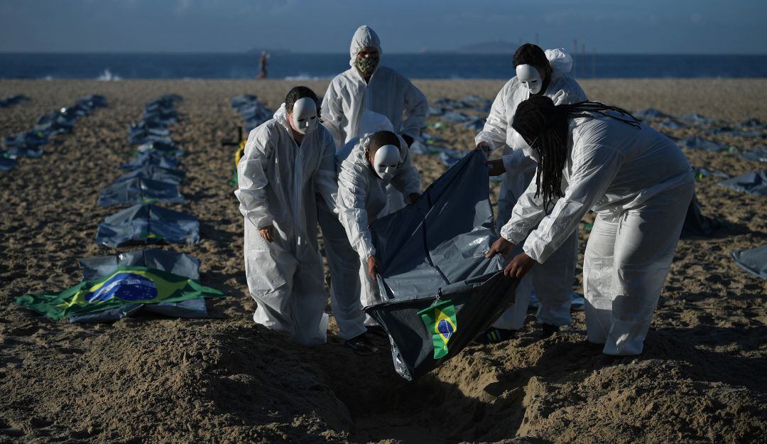 Activistas en una protesta en Río de Janeiro 