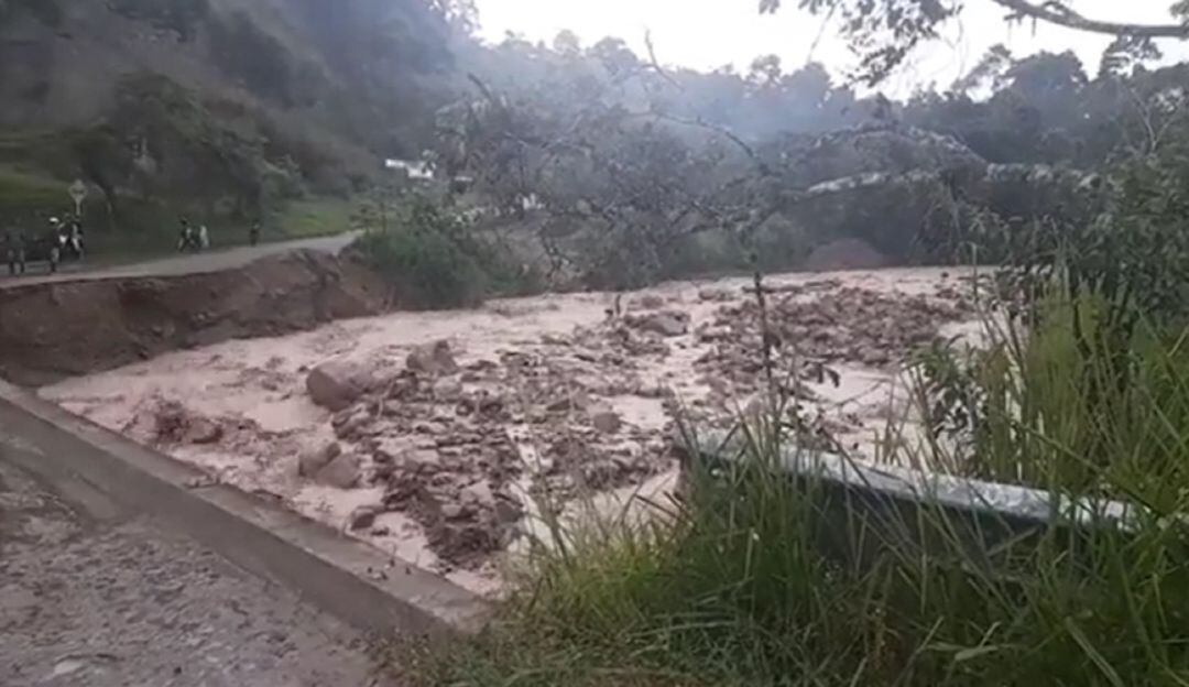 Lluvias torrenciales generaron el desbordamiento de quebradas que afectaron la malla vial y un puente.
