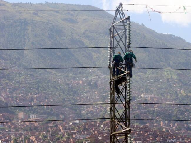 Van dos torres de energía derribadas por atentados terroristas en Bogotá y Cundinamarca