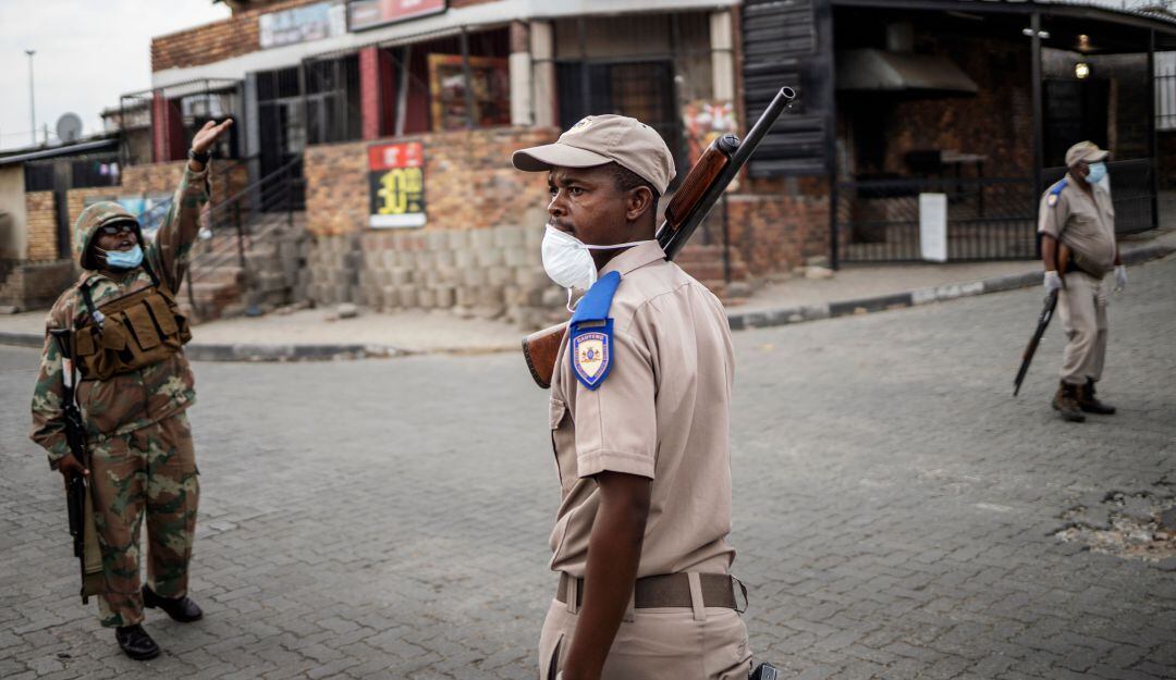 Patrullas armadas vigilan el cumplimiento de la cuarentena en Sudáfrica.