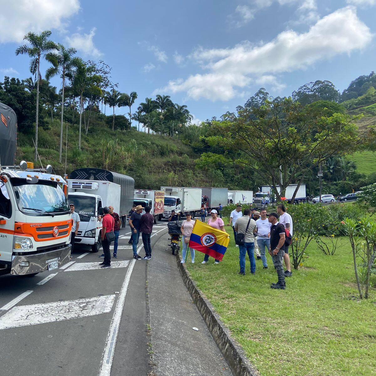 Persisten los bloqueos en el área metropolitana de Pereira por parte del gremio camionero