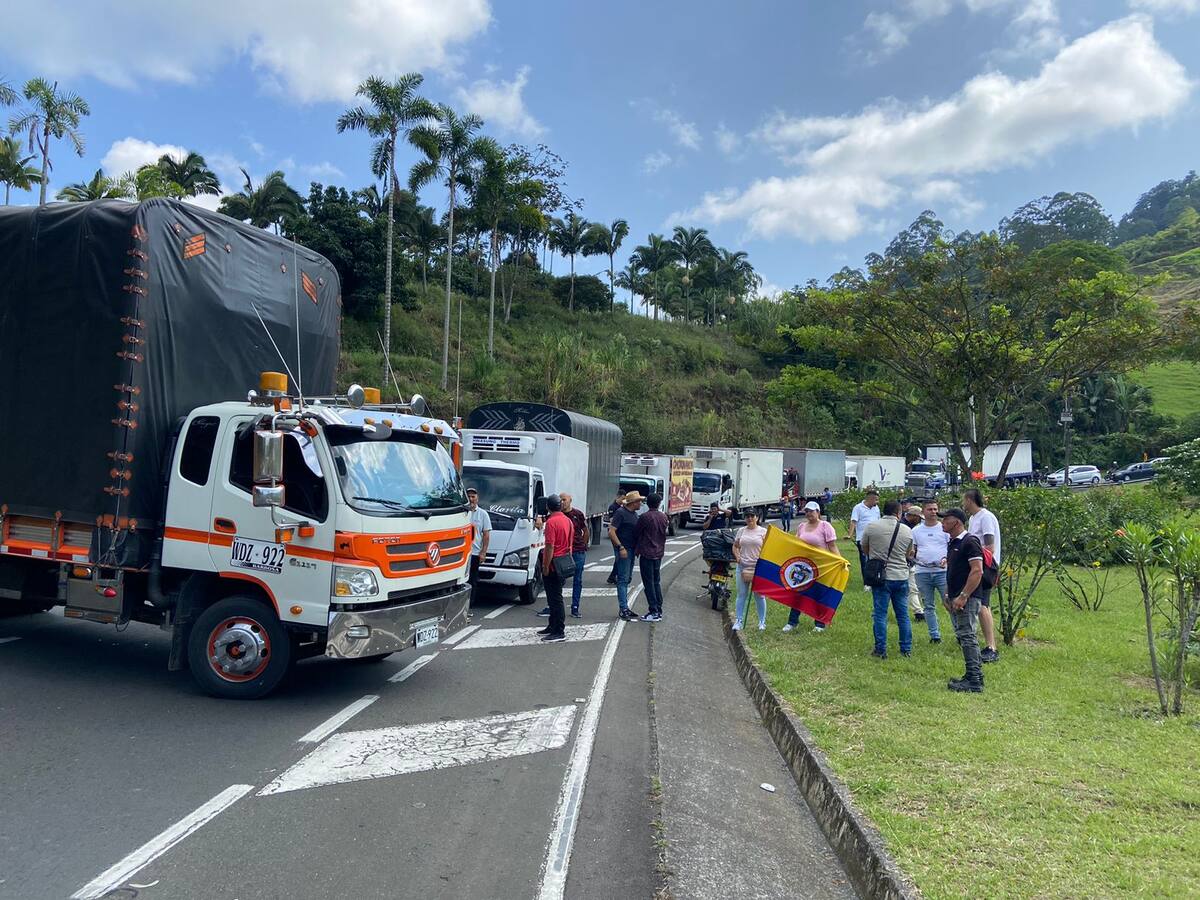 Persisten los bloqueos en el área metropolitana de Pereira por parte del gremio camionero