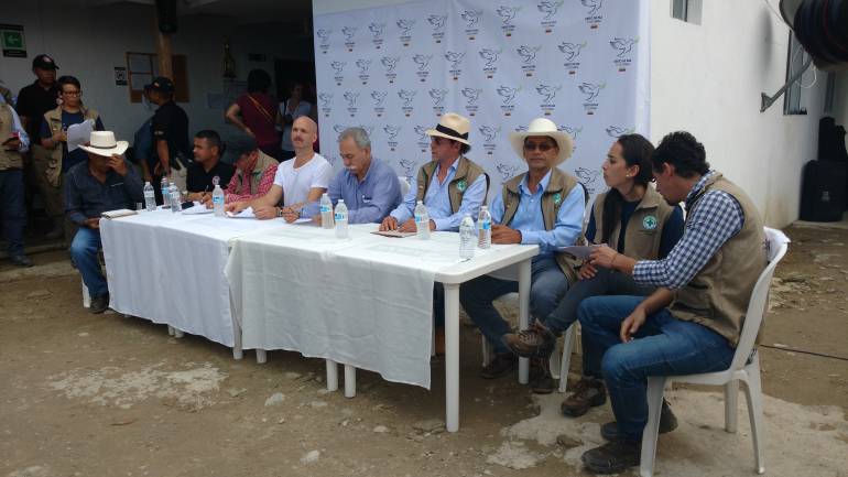 Delegados del Gobierno y las Farc en la vereda Orejón de Briceño.