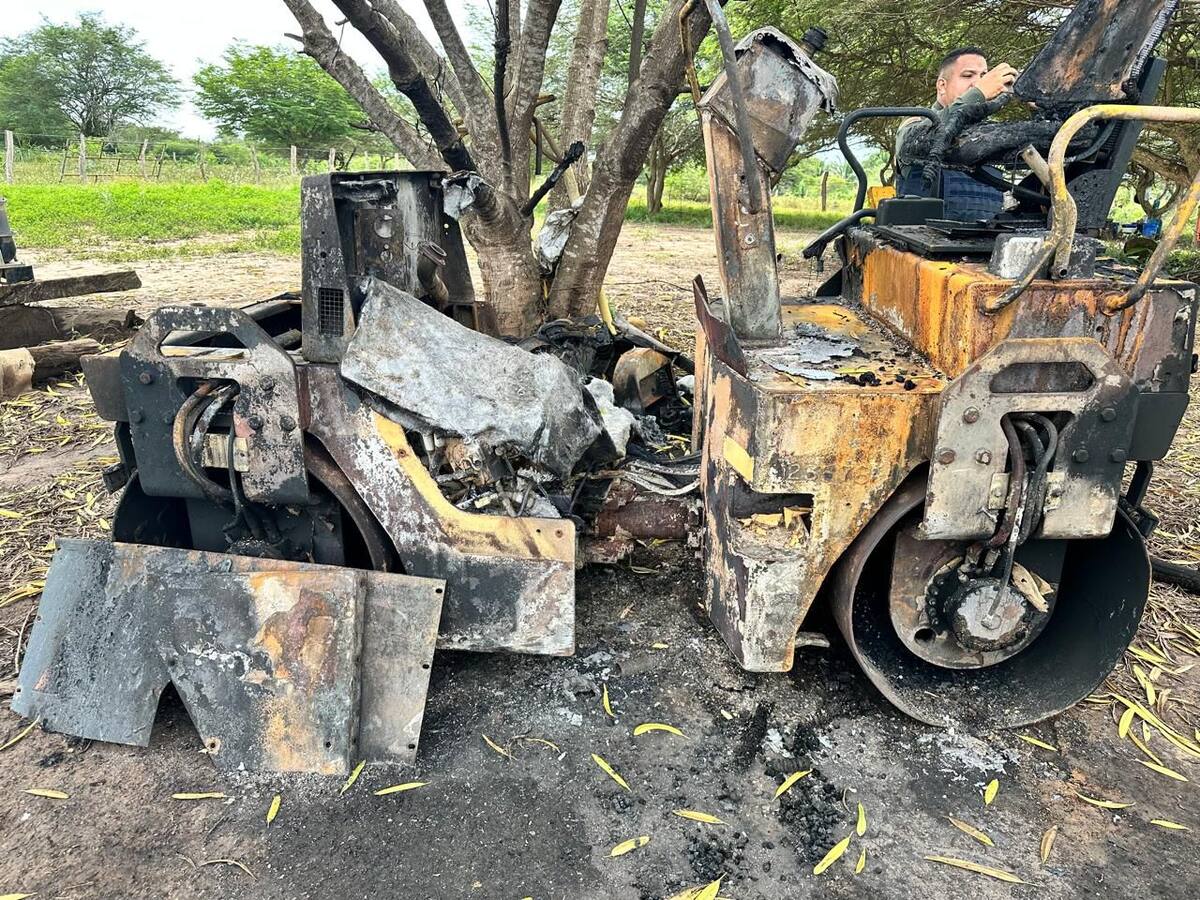 Por no pago de extorsión, Clan del Golfo ordena la quema de maquinaria en vía hacia Guamal