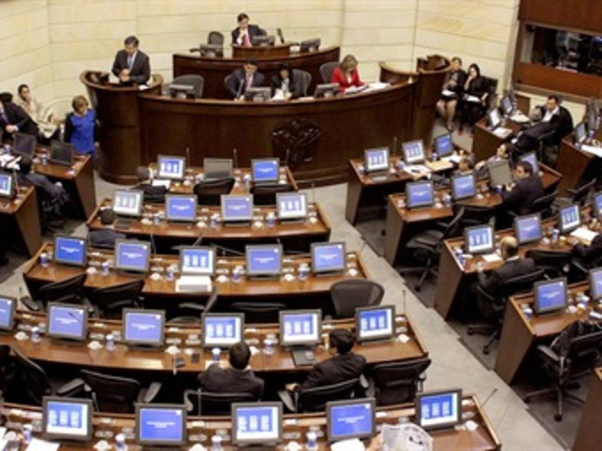 Evalúan descontar salario a congresistas que se registren y no voten en plenarias