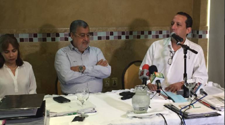 Carlos Jiménez, acompañado de sus abogados, durante rueda de prensa.