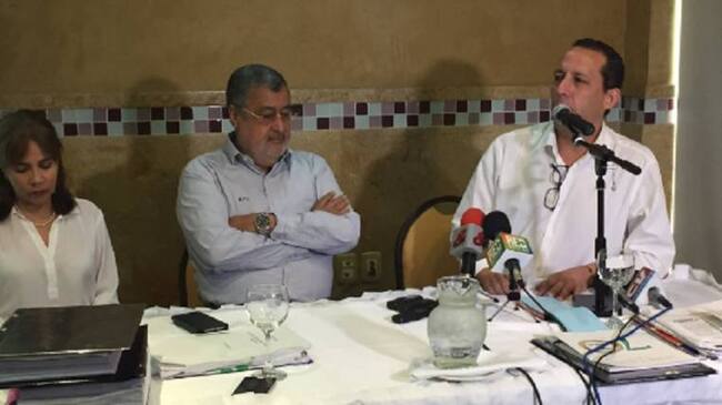 Carlos Jiménez, acompañado de sus abogados, durante rueda de prensa.