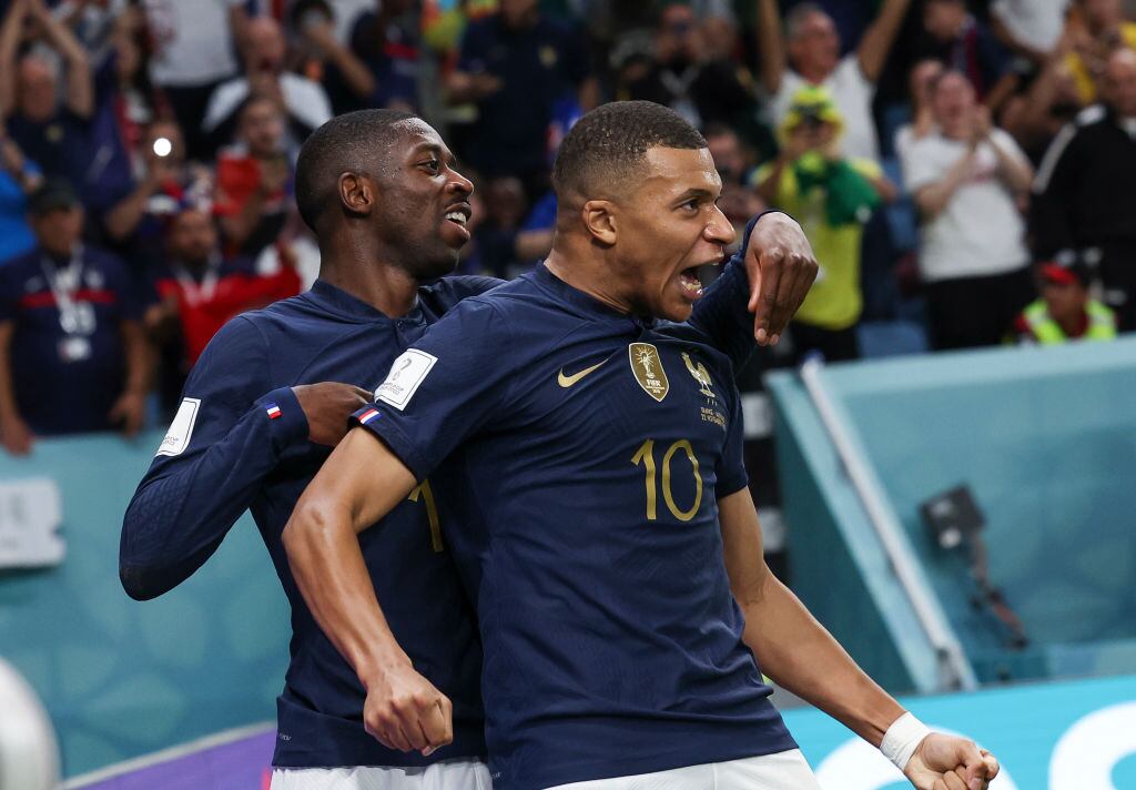 Kylian Mbappé celebra su gol con Ousmane Demebélé (Photo by Ian MacNicol/Getty Images)
