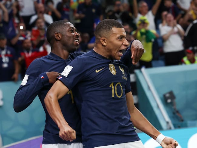 Kylian Mbappé celebra su gol con Ousmane Demebélé (Photo by Ian MacNicol/Getty Images)