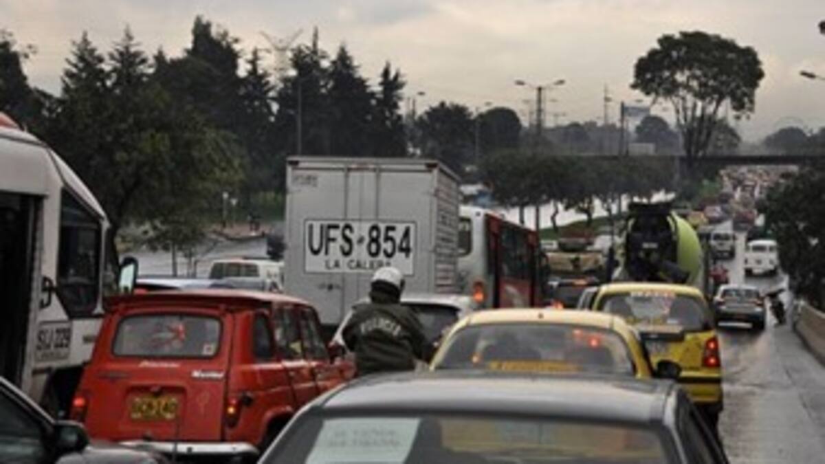 Enorme trancón en la vía La Calera - Bogotá