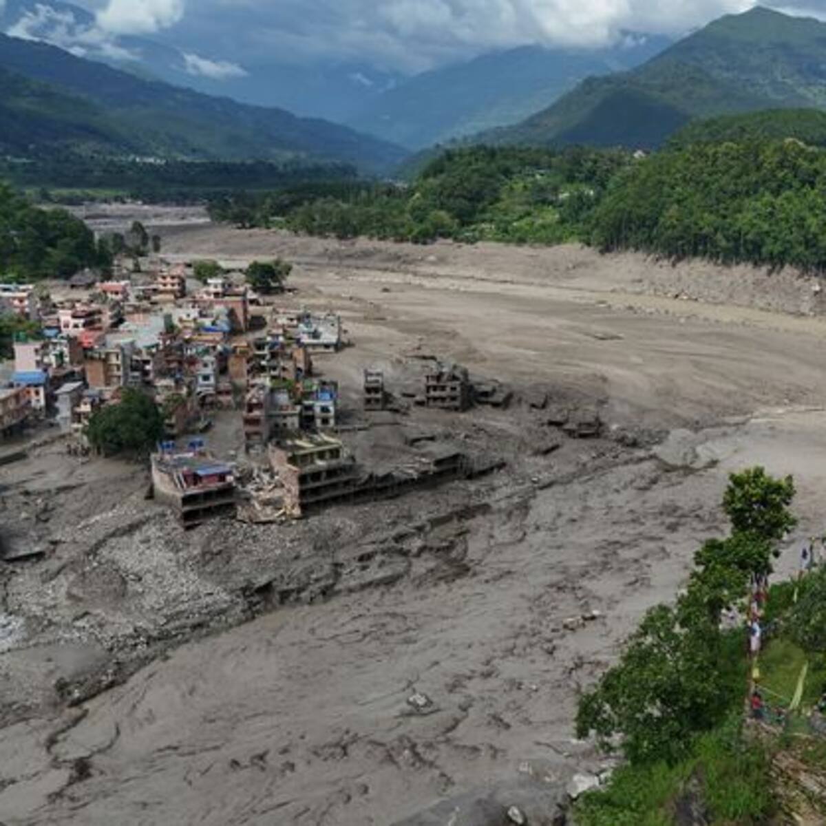 Al menos 16 muertos y 400 sin contacto en Nepal tras una riada en la frontera con China