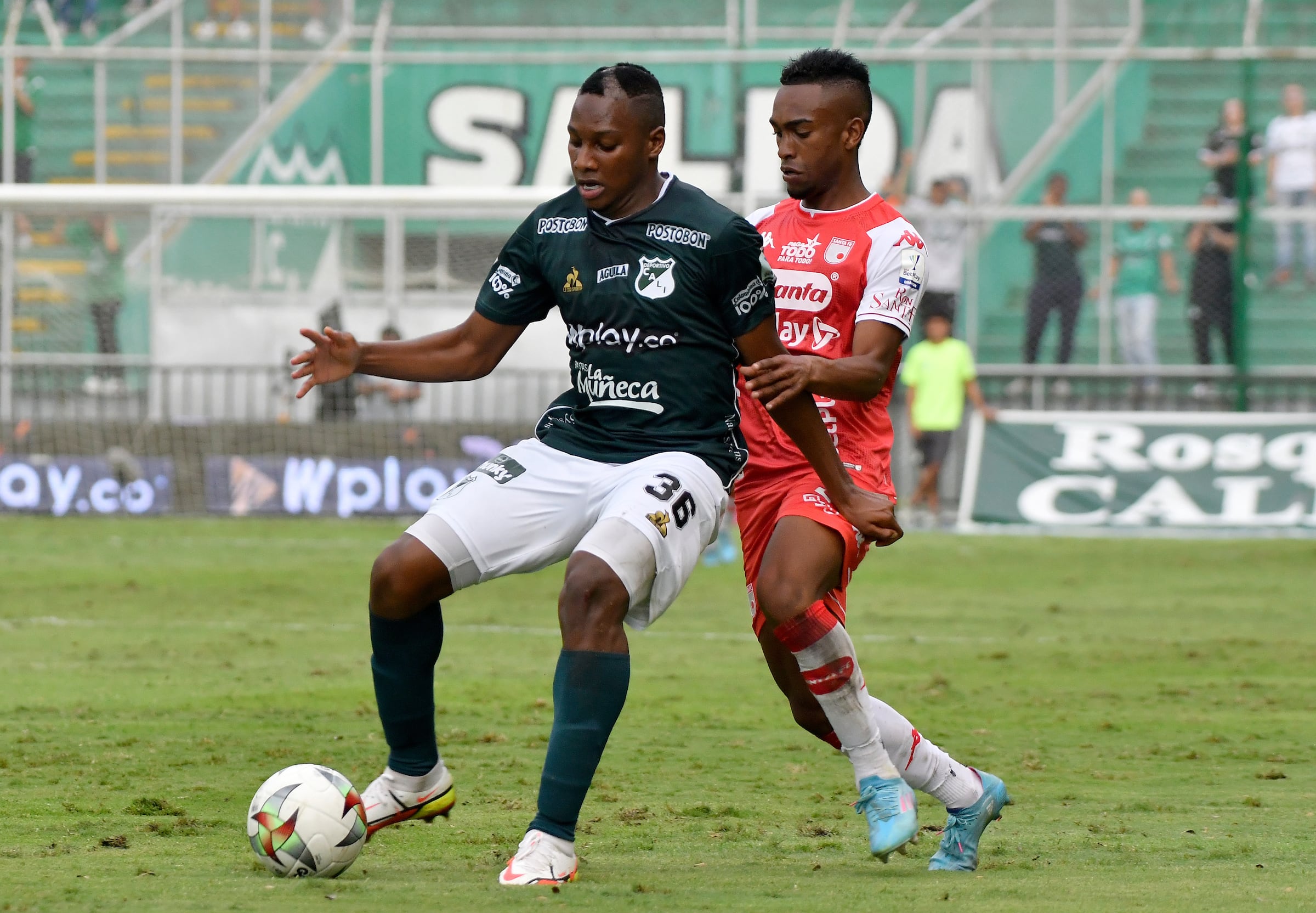Duelo entre Santa Fe y Deportivo Cali en Liga.  Photo: VizzorImage / Gabriel Aponte / Staff