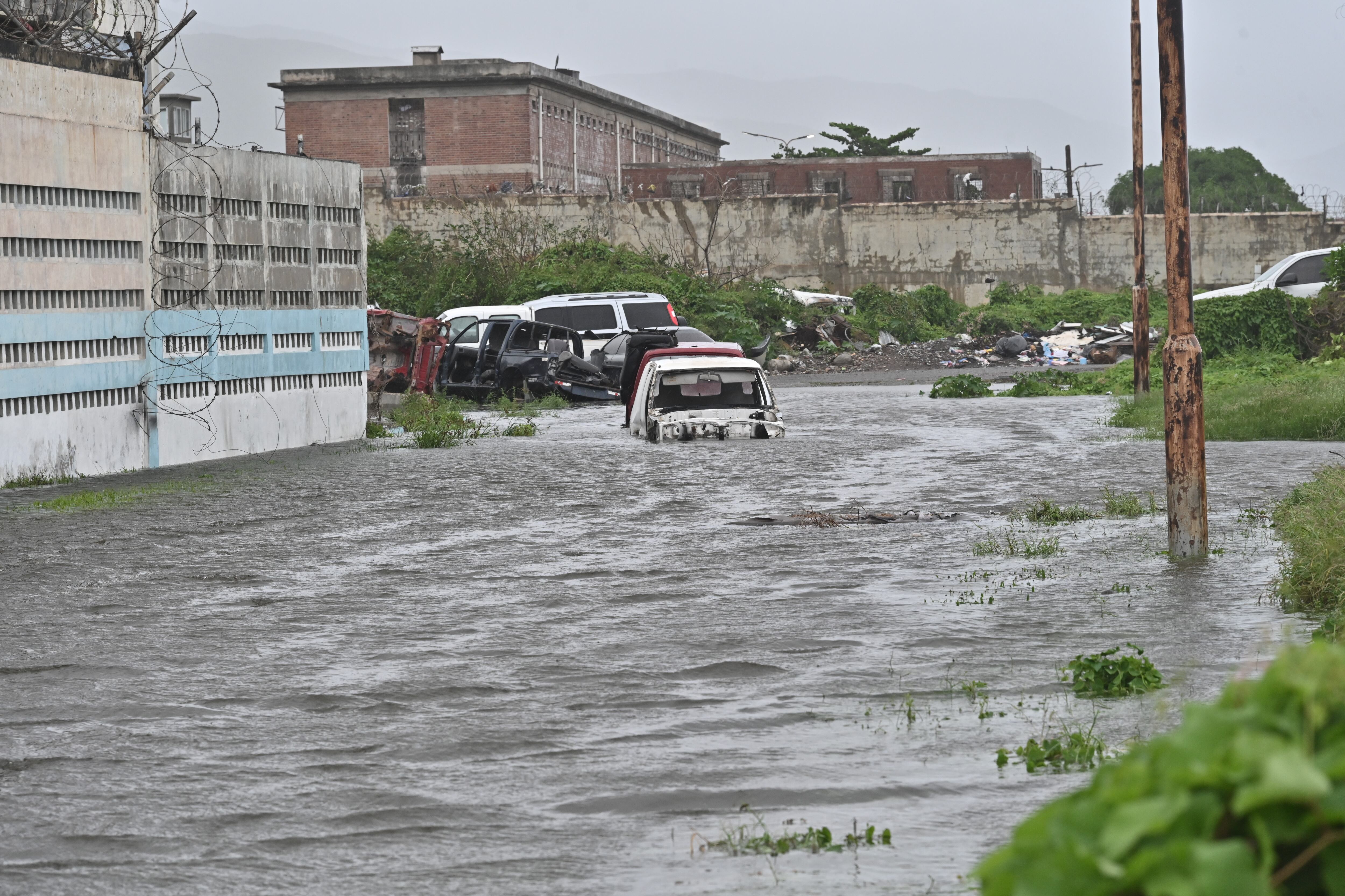 Fotografía de una calle inundada debido al paso del huracán Melissa en Kingston (Jamaica). 
EFE/Rudolph Brown
