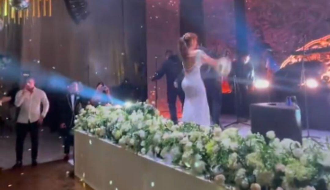 La cantante Paola Jara en medio de su boda