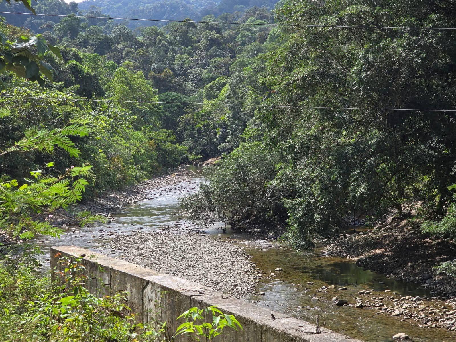 Hay afectaciones en el suministro de agua en varios sectores de Buenaventura debido al bajo nivel del río Escalerete.