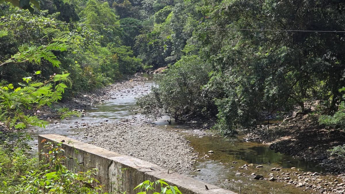 Alerta roja en el río Escalerete afecta el suministro de agua en Buenaventura