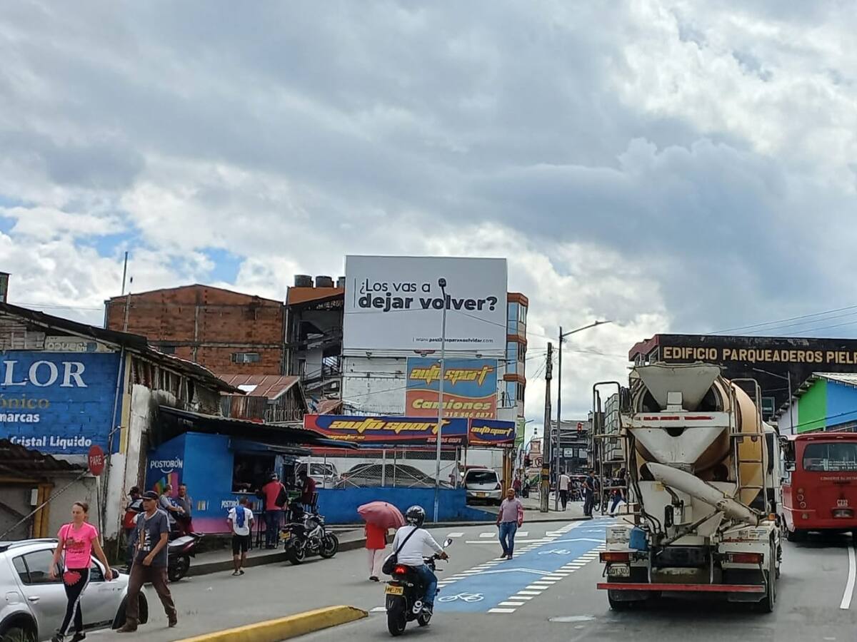 Polémica por instalación de vallas con fines políticos en Armenia