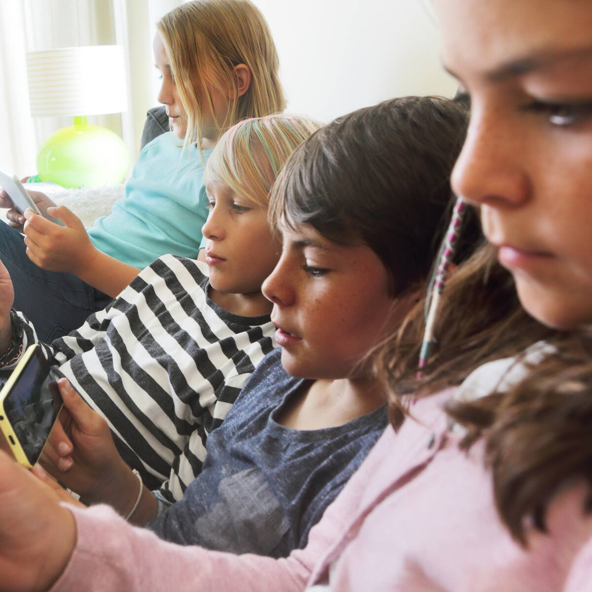 ¿Está bien que los niños lean por internet? Experta habla sobre el uso de celulares